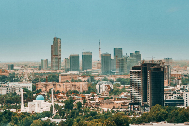 Taškentin liiketiloista riisutaan kiireellä kylttejä ja brändejä - taustalla uusi kaupunkitilaohje
