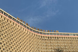 Hotel Uzbekistan Taškentissa. Kuvituskuva: Ziyoda Mullabaeva/Unsplash.